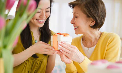 Choáng váng khi mẹ chồng 60 tuổi hớn hở chuẩn bị đám cưới với "phi công" kém 10 tuổi