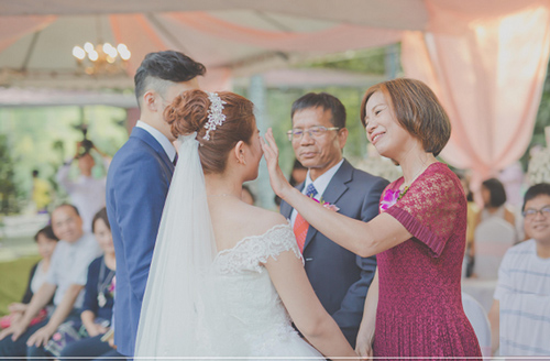 Ngày cưới con trai, mẹ chồng đại gia nghe quan khách xì xèo: "Dại nhỉ, giàu thế mà lại kết thông gia với nhà quê", bà cười tươi trả lời mà khiến cả hội hôn cùng choáng