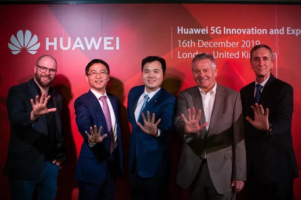Đại diện Huawei cùng khai trương Trung tâm Trải nghiệm và Đổi mới Sáng tạo 5G Huawei.