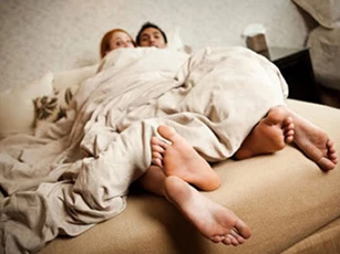 Mẹ chồng mở cửa xông vào buồng ngủ, nàng dâu mới gặp một phen "tái mặt"
