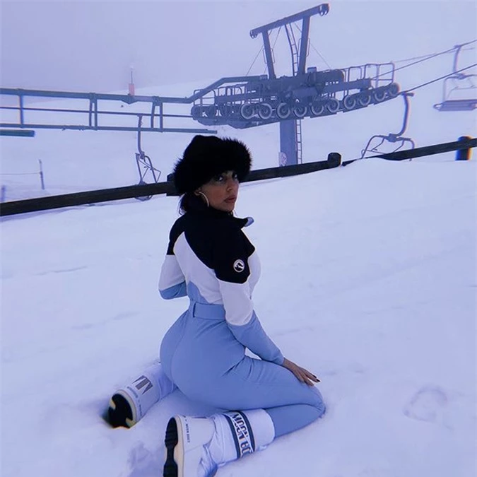 Bạn gái siêu sao Juventus mặc đồ bó tôn thân hình nóng bỏng giữa trời tuyết. Sau đó, Georgina Rodriguez chia sẻ video cùng các con chơi trượt tuyết.