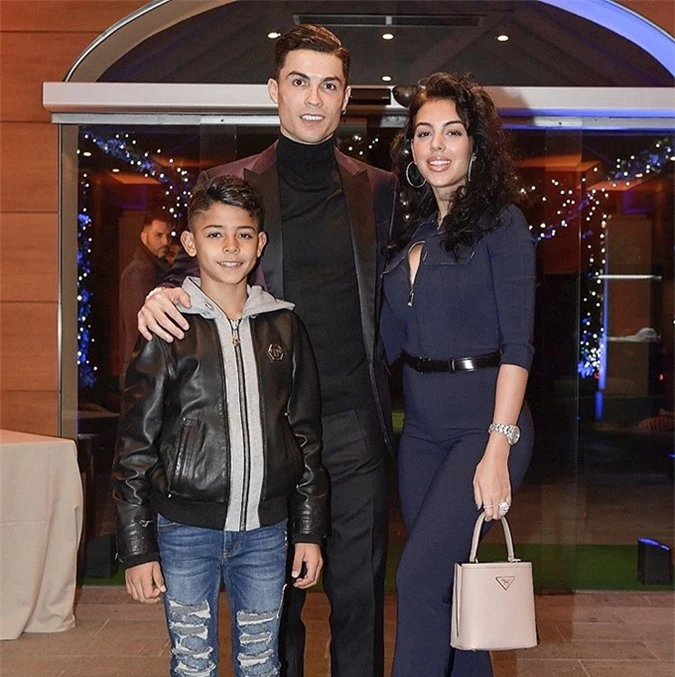 Trước đó vào ngày 17/12, C. Ronaldo cùng Georgina Rodriguez đưa cậu con trai lớn Cristiano Jr đi dự một bữa tiệc Giáng sinh sớm ở Turin.