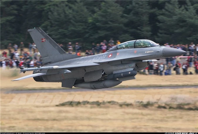 Choang: Tiem kich F-16 My phong sat dat cuc nhanh, 