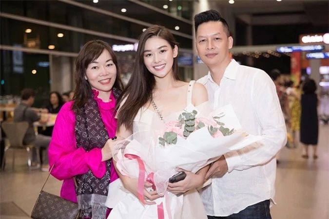 Gia đình vừa vui mừng đón Tường San trở về sau khi đạt giải Trang phục dân tộc đẹp nhất và lọt top 8 cuộc thi Hoa hậu Quốc tế 2019.