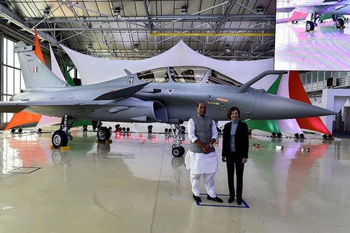 Ấn Độ đã ký với Pháp một thỏa thuận liên chính phủ về thương vụ 36 tiêm kích Rafale (28 chiếc Rafale EH 1 chỗ ngồi và 8 chiếc Rafale DH 2 chỗ ngồi) hồi 9/2016 trị giá tới 8,8 tỷ USD cùng điều khoản New Delhi có thể mua thêm 12 máy bay nữa nếu có nhu cầu.