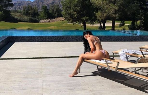 Nữ tỷ phú trẻ nhất thế giới tung ảnh bikini siêu nhỏ khiến fan bấn loạn