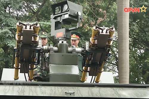 Theo những thông tin mới nhất được đăng tải, hệ thống phòng không tầm thấp được Việt Nam tự phát triển này bao gồm bốn tên lửa phòng không đặt trên một khung gầm của xe Kamaz. Nguồn ảnh: QPVN.