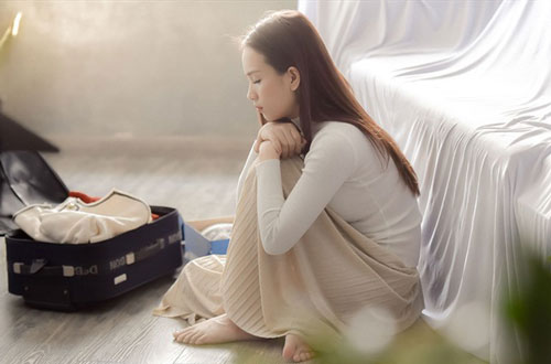 Nhìn bát canh nóng hổi trên bàn và mấy quả đu đủ lăn lóc dưới sàn, chồng em giận dữ đập bàn rồi bảo em dọn đồ chuyển ra ngoài sống