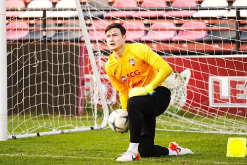 Văn Lâm ôm cầu thủ Thái sút hỏng penalty ở Mỹ Đình