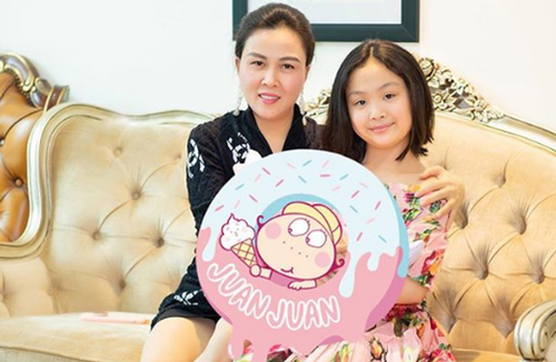 Nữ đại gia Phượng Chanel bất ngờ đăng ảnh con gái út ngày càng ra dáng thiếu nữ, diện đồ hiệu không kém cạnh mẹ