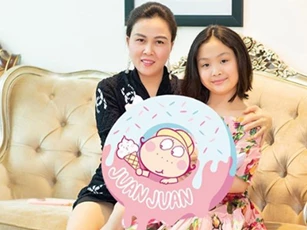 Nữ đại gia Phượng Chanel bất ngờ đăng ảnh con gái út ngày càng ra dáng thiếu nữ, diện đồ hiệu không kém cạnh mẹ