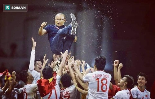 Báo Hàn Quốc: "HLV Park Hang-seo đang trở thành vị thần của bóng đá Việt Nam!"