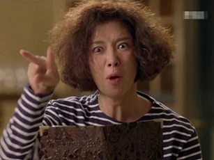 Mãi không thấy con dâu mới xuống ăn sáng, mẹ tôi lật đật chạy lên phòng gọi thì hét thất thanh vì cảnh tượng trước mặt