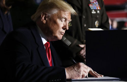 Ông Trump ký thông qua luật quốc phòng, ủng hộ Đài Loan, làm khó Huawei