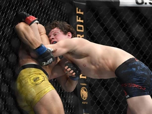 Võ sĩ Mỹ ra đòn cực hiểm khiến đối thủ đổ máu đầy mặt