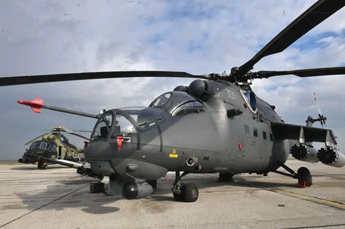 Nga vừa chuyển giao cho Serbia một lô trực thăng bao gồm 9 chiếc, trong đó có bốn chiếc trực thăng tấn công Mi-35M cùng với năm chiếc trực thăng vận tải Mi-17V5. Nguồn ảnh: Livejour.