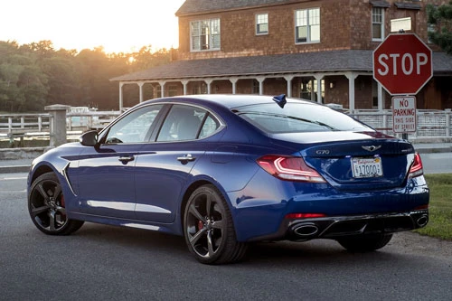 3. Genesis G70 2019 (giá khởi điểm của phiên bản AWD: 36.900 USD, điểm số: 8,5/10).