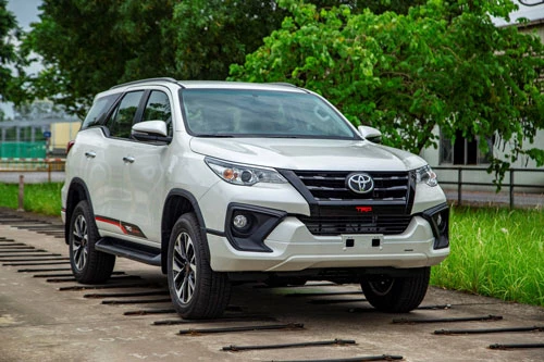 4. Toyota Fortuner (doanh số: 11.122 chiếc).