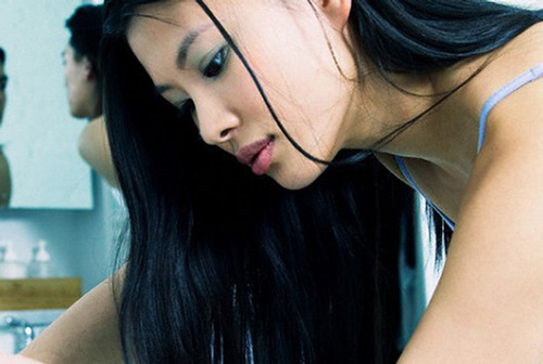 Thấy chiếc cặp đi làm của chồng không khóa, tôi tò mò mở ra xem và điếng người khi thấy thứ bên trong 