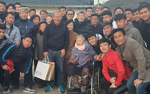 HLV Park Hang-seo khó xử khi tuyển thủ U23 Việt Nam biếu mẹ tiền