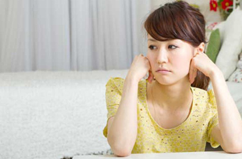 Nửa đêm nhìn cảnh em ấy mặc váy ngủ mỏng manh đi lại trong nhà, tôi hoảng hồn khi phát hiện ra một bí mật tày trời