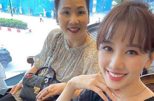 Mẹ ruột Hari Won gây choáng với phong cách thay đổi, ngày càng trẻ trung và dùng hàng hiệu "khủng" không thua con gái