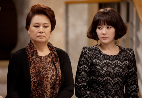 Sợ "nuôi con tú hú", mẹ chồng đến nhà buộc con dâu phải ly hôn