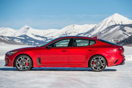 9. Kia Stinger 2020 (giá khởi điểm của phiên bản AWD: 41.010 USD, điểm số: 7,6/10).