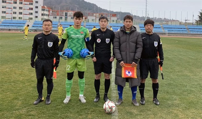 Bùi Tiến Dũng là đội trưởng của U23 Việt Nam ở trận đấu tập tại Hàn Quốc - Ảnh: VFF 