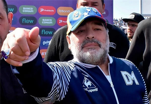 Maradona hiện là HLV Gimnasia