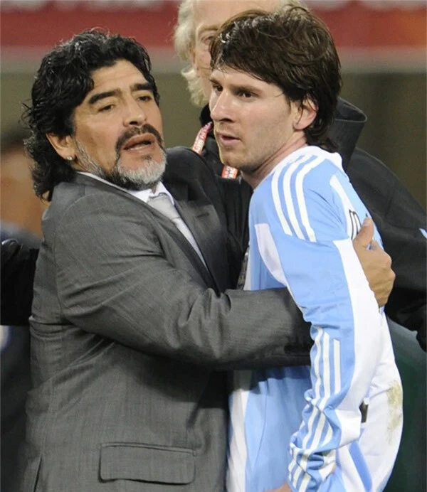 Maradona là thầy của Messi tại World Cup 2010, giải đấu mà Argentina lọt và tứ kết và thua Đức.