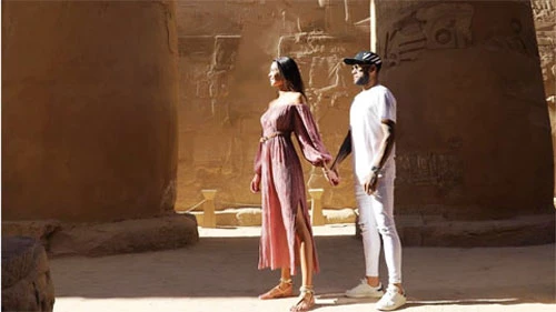 Daniel Alves thăm kim tự tháp tại Ai Cập