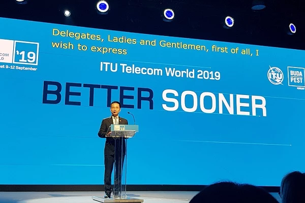 Bộ trưởng Nguyễn Mạnh Hùng phát biểu tại Lễ khai mạc Triển lãm Viễn thông Thế giới 2019 tại Hungary.