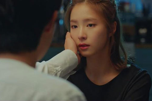 Đá bạn gái nghèo để "1 bước lên tiên", tôi nuốt nước bọt nhìn em cùng người này sánh bước