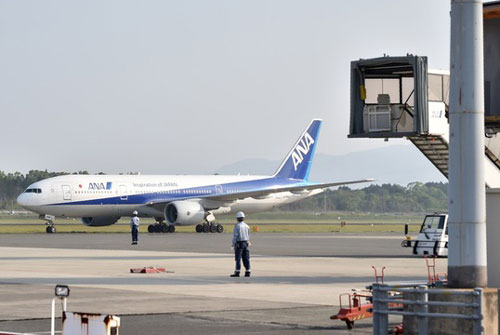 Máy bay Boeing chở hơn 200 người cháy động cơ trên không