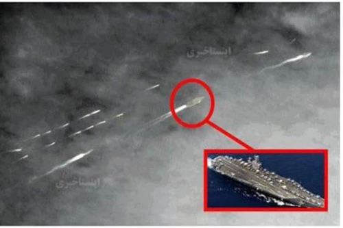 Hình ảnh biên đội tàu sân bay Mỹ bị tàu cỡ nhỏ Iran bám đuôi.