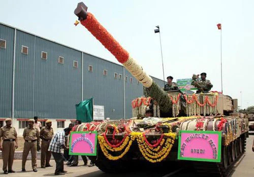 Arjun MK1A là phiên bản nâng cấp của MBT Arjun, với 72 cải tiến lớn nhỏ, giúp nâng cao hiệu quả chiến đấu. Sau khi thử nghiệm cuối cùng thành công vào đầu năm nay, ở phía tây trường thử Rajasthan, Lực lượng Thiết giáp Ấn Độ đã chấp nhận đưa Arjun MK1A vào biên chế.