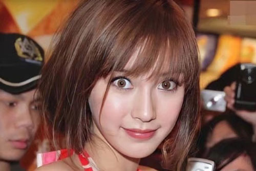 Angelababy năm 19 tuổi xinh như búp bê nhưng vẫn khiến netizen hoảng sợ khi làm động tác này