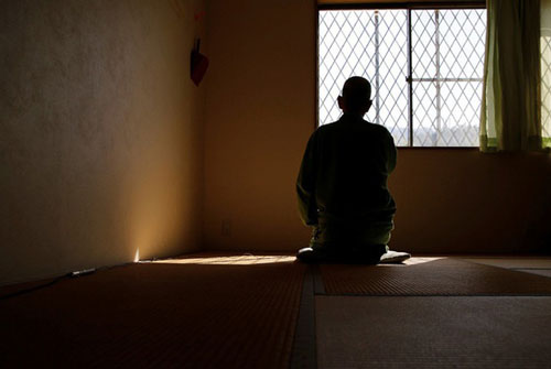 Sau khi tỉnh dậy, phát hiện trong người có sự khác lạ, nữ nhân viên chăm sóc báo cảnh sát hé lộ hành vi bệnh hoạn của cụ ông 79 tuổi