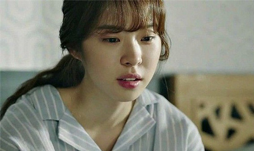 Nhìn chị dâu khóc lả đi bên linh cữu anh chồng, em xót xa vô cùng cho đến khi một vị khách lạ mặt viếng thăm "cười nhẹ" rồi để lộ chuyện bất ngờ sau cánh cửa