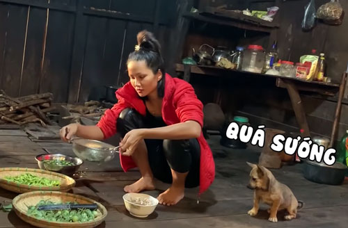 H'Hen Niê tung clip nấu ăn toàn món lạ hiếm người biết: Có khi nào cô nàng Hoa hậu giản dị này sắp lấn sân làm Youtuber không?