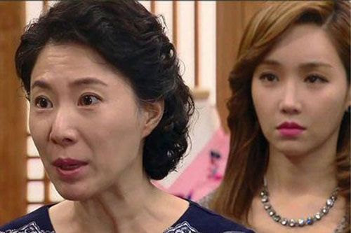 Thấy con dâu trang điểm, mẹ chồng quê mùa mỉa mai: "Loè loẹt khác gì con tắc kè bán hoa!"