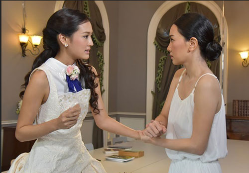 Đưa thiệp cưới mời chị họ, không ngờ bị xé nát rồi mắng xối xả