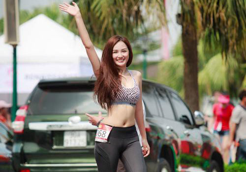 Loạt ảnh đời thực sao Việt lộ bụng ngấn mỡ khác xa ảnh đăng facebook