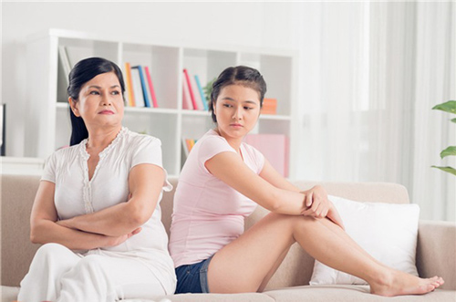 Đêm tân hôn nóng bỏng chợt lạnh ngắt khi phát hiện món quà mẹ chồng đặt ở gầm giường