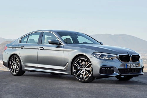 BMW Series 5 2019 (giá khởi điểm của phiên bản AWD: 55.700 USD, điểm số: 9/10).