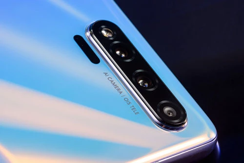 Huawei Nova 6 sở hữu 4 camera sau. Trong đó, cảm biến chính 40 MP, khẩu độ f/1.8 cho khả năng lấy nét theo pha, lấy nét bằng laser. Ống kính tele 8 MP, f/2.4 hỗ trợ chống rung quang học (OIS) và cảm biến góc siêu rộng 8 MP, f/2.4. Bộ ba này được trang bị đèn flash LED, quay video 4K tốc độ 60 khung hình/giây. 