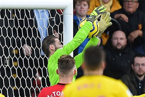 De Gea bắt bóng từ cú đá của Sarr