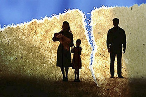 Sắp lên bàn mổ đẻ vẫn muốn ly hôn vì chồng quá ham mê cờ bạc