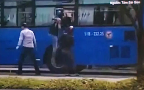 Truy tìm nhóm côn đồ dùng mã tấu tấn công xe bus ở TP.HCM